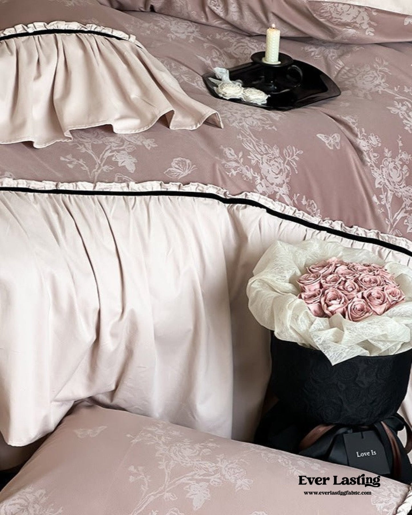 Jacquard Gilded Velvet Ruffled Bedding Set / Black