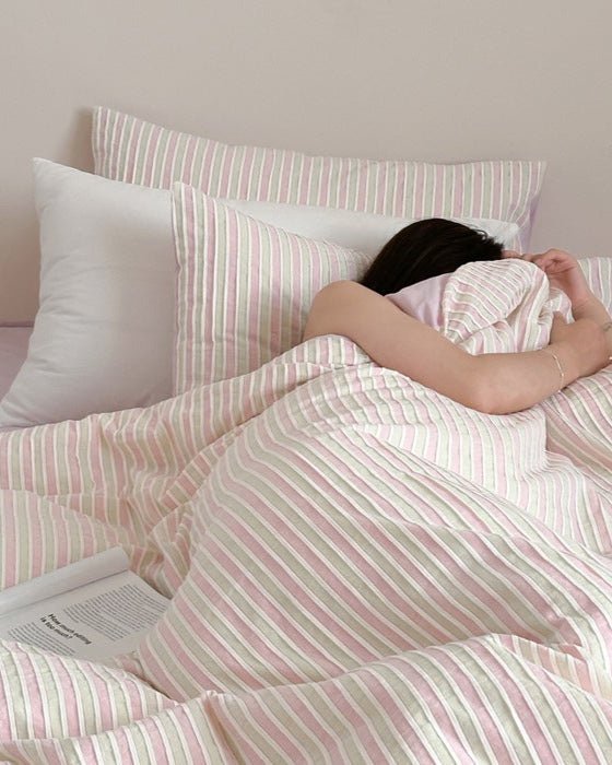 Logan Modern Pleated Striped Bedding Set / Pink