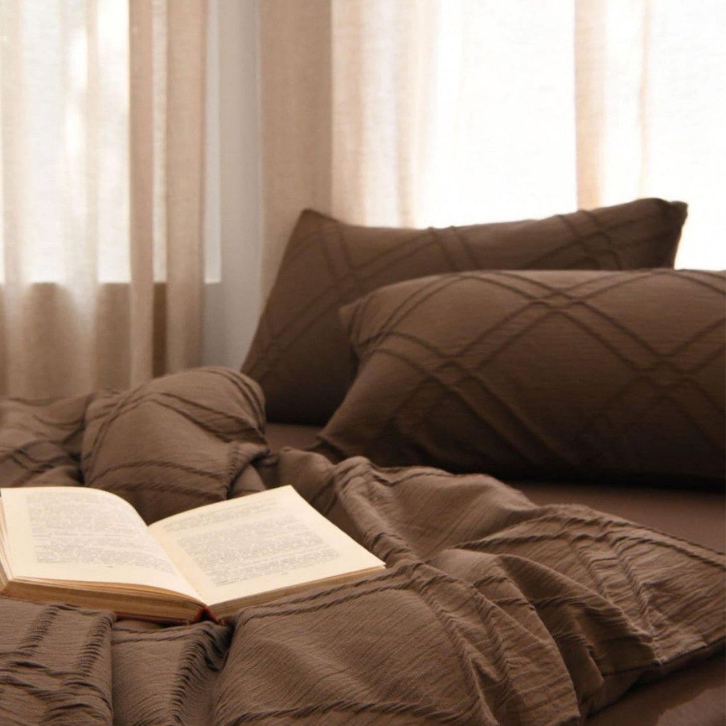 Millard Geometric Jacquard Bedding Set / Brown
